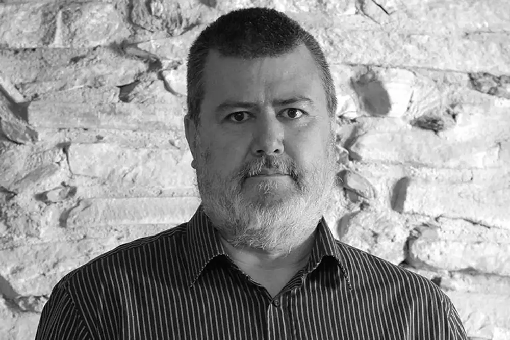 Retrato de un integrante del área de dirección y gestión de obra de Tofanari Studio.